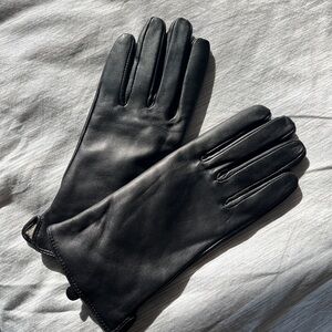 Women’s black leather gloves